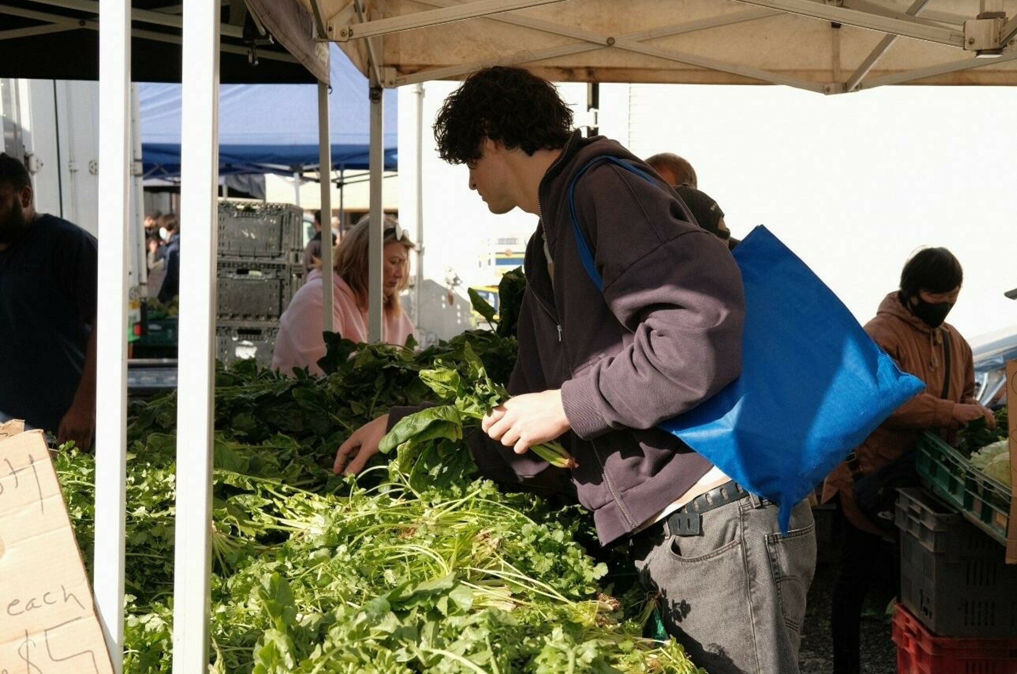 Shopping with people 7