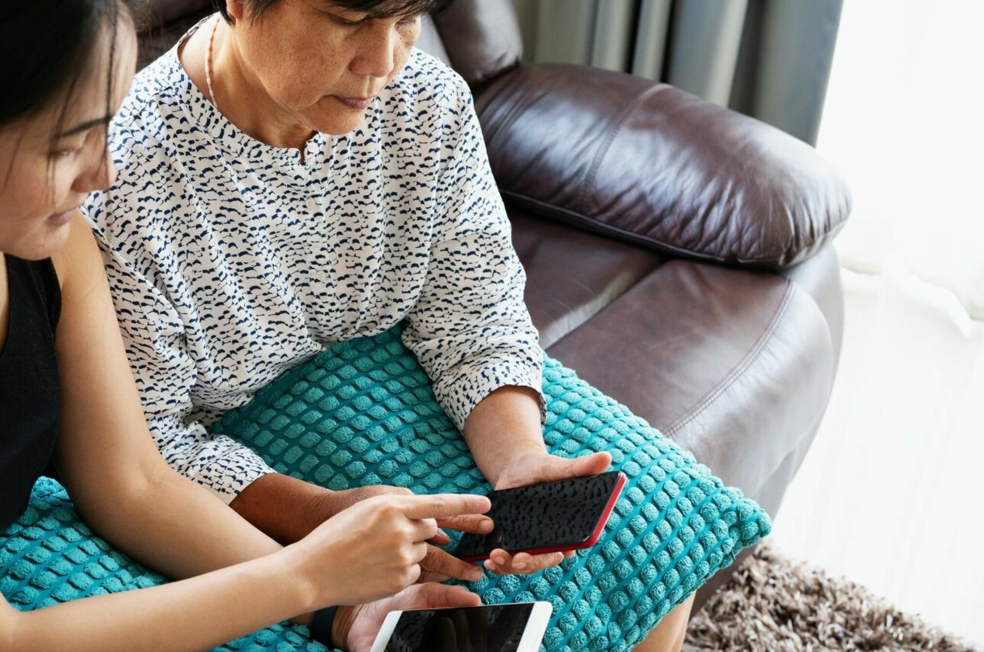 Consumer nz website promo image  a mum and her daughter set up 2fa together