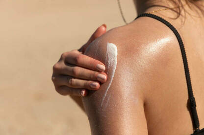 girl applying sunscreen